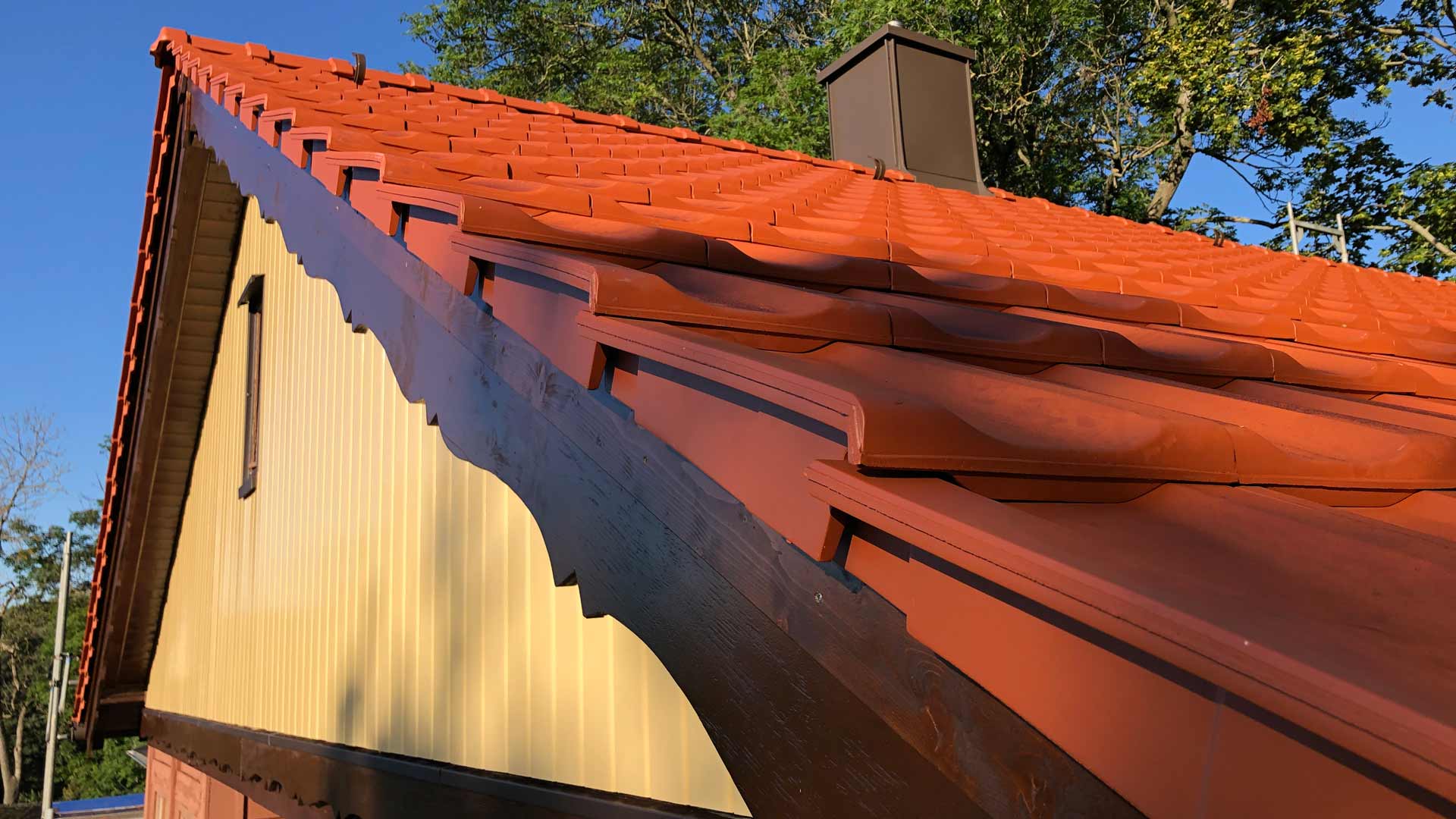Renoviertes Holzdach mit schmuckgiebelrestauration